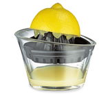 Zitronenpresse aus Glas mit schwarzem Einsatz, gefüllt mit Zitronensaft, seitliche Perspektive