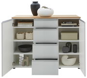 Frontale Ansicht einer Kombi-Kommode mit offenen Türen und Schubladen, dekoriert mit Vasen und Büchern.