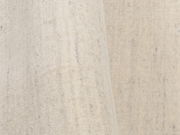 Nahaufnahme eines hellen Wollteppichs mit dezenter Textur und leichtem Faltenwurf.