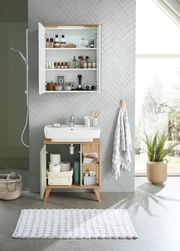 Moderner Spiegelschrank im Badezimmer, frontal fotografiert, mit offenen Türen, gefüllt mit Pflegeprodukten und Accessoires.