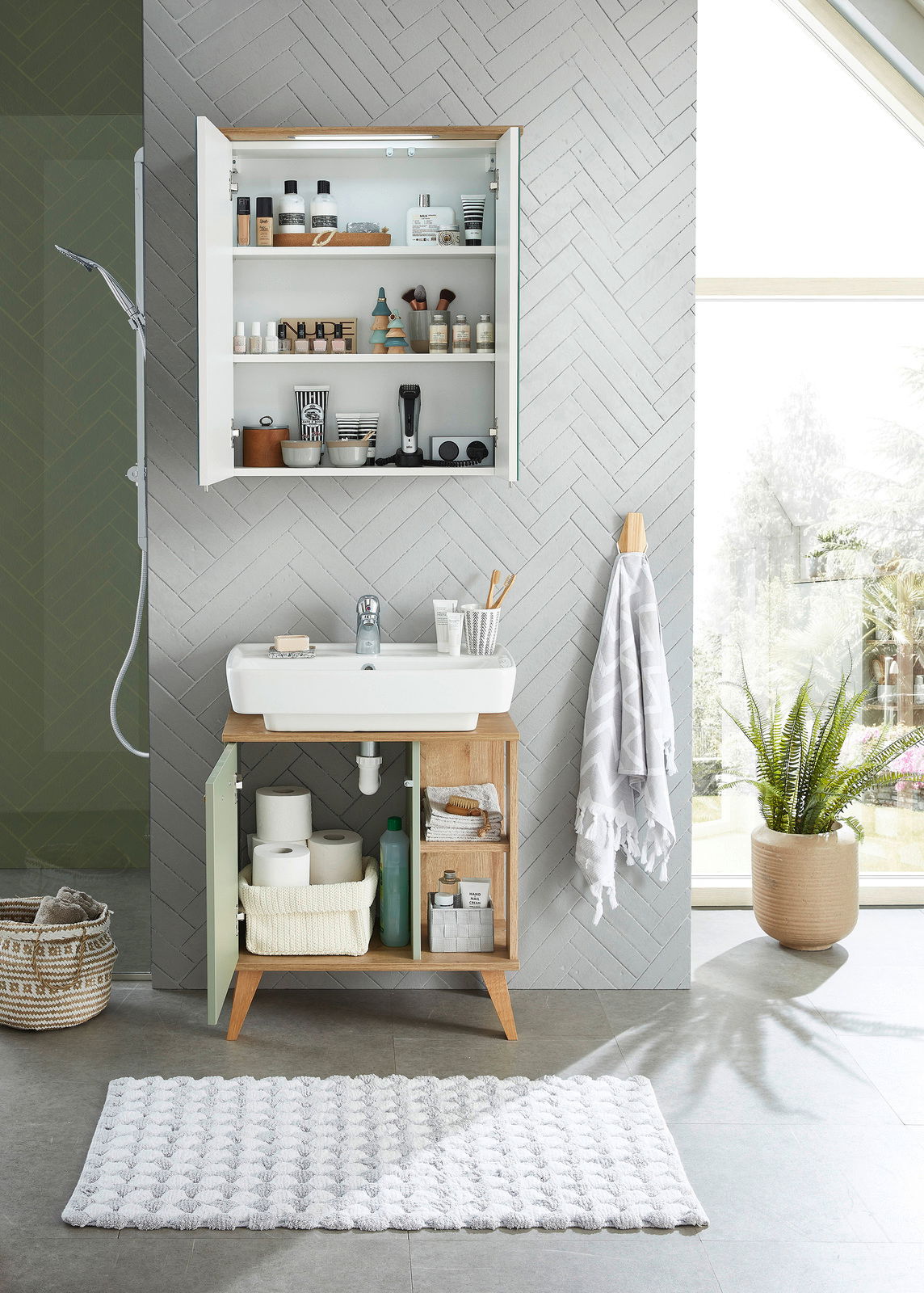 XORA Spiegelschrank SALVIE Moderner Spiegelschrank im Badezimmer, frontal fotografiert, mit offenen Türen, gefüllt mit Pflegeprodukten und Accessoires.