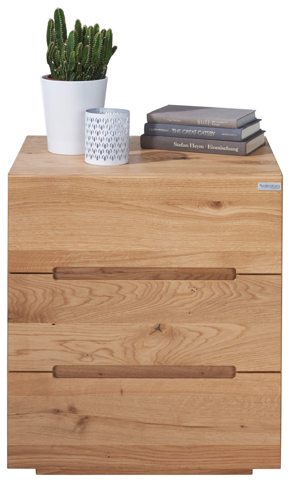 Nachtkonsole aus Holz mit zwei Schubladen, darauf ein Kaktus in einem weißen Topf, eine dekorative Kerze und drei Bücher. Frontalansicht.