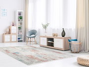 Moderner Designer-Teppich in einem hellen Wohnzimmer mit skandinavischem Dekor, aus der Vogelperspektive fotografiert.