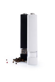 Zwei Gewürzmühlen, eine schwarz und eine weiß, gefüllt mit Pfeffer und Salz, aus der Vorderansicht fotografiert.