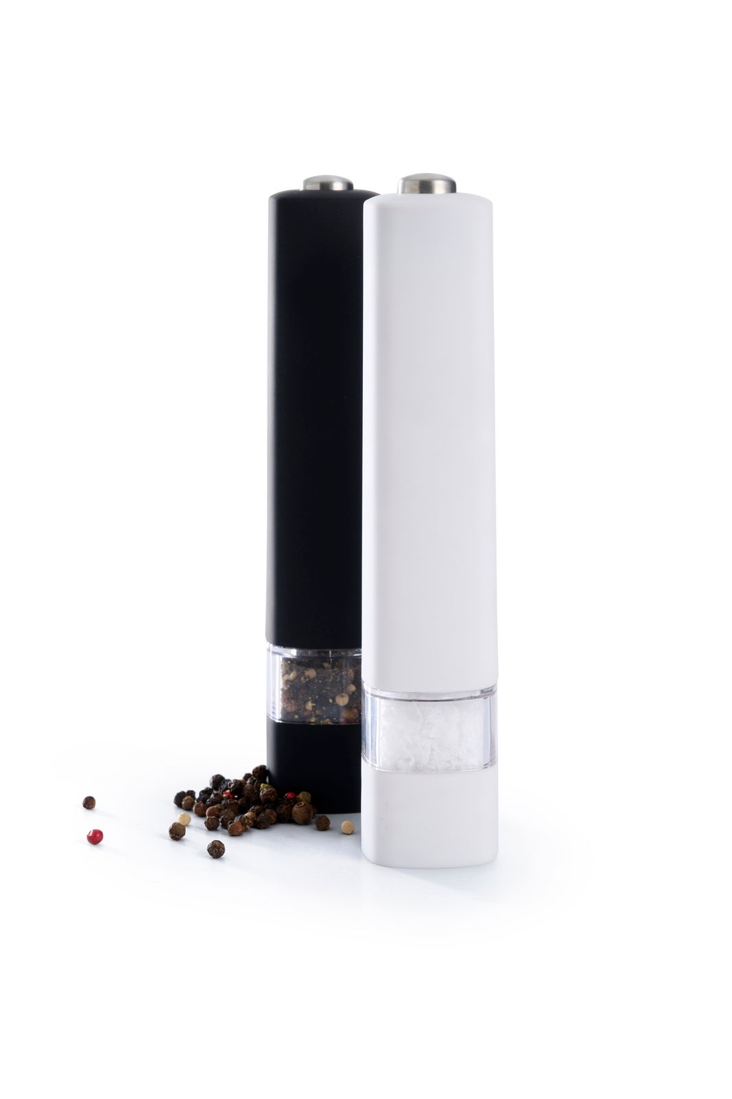 Zwei Gewürzmühlen, eine schwarz und eine weiß, gefüllt mit Pfeffer und Salz, aus der Vorderansicht fotografiert.