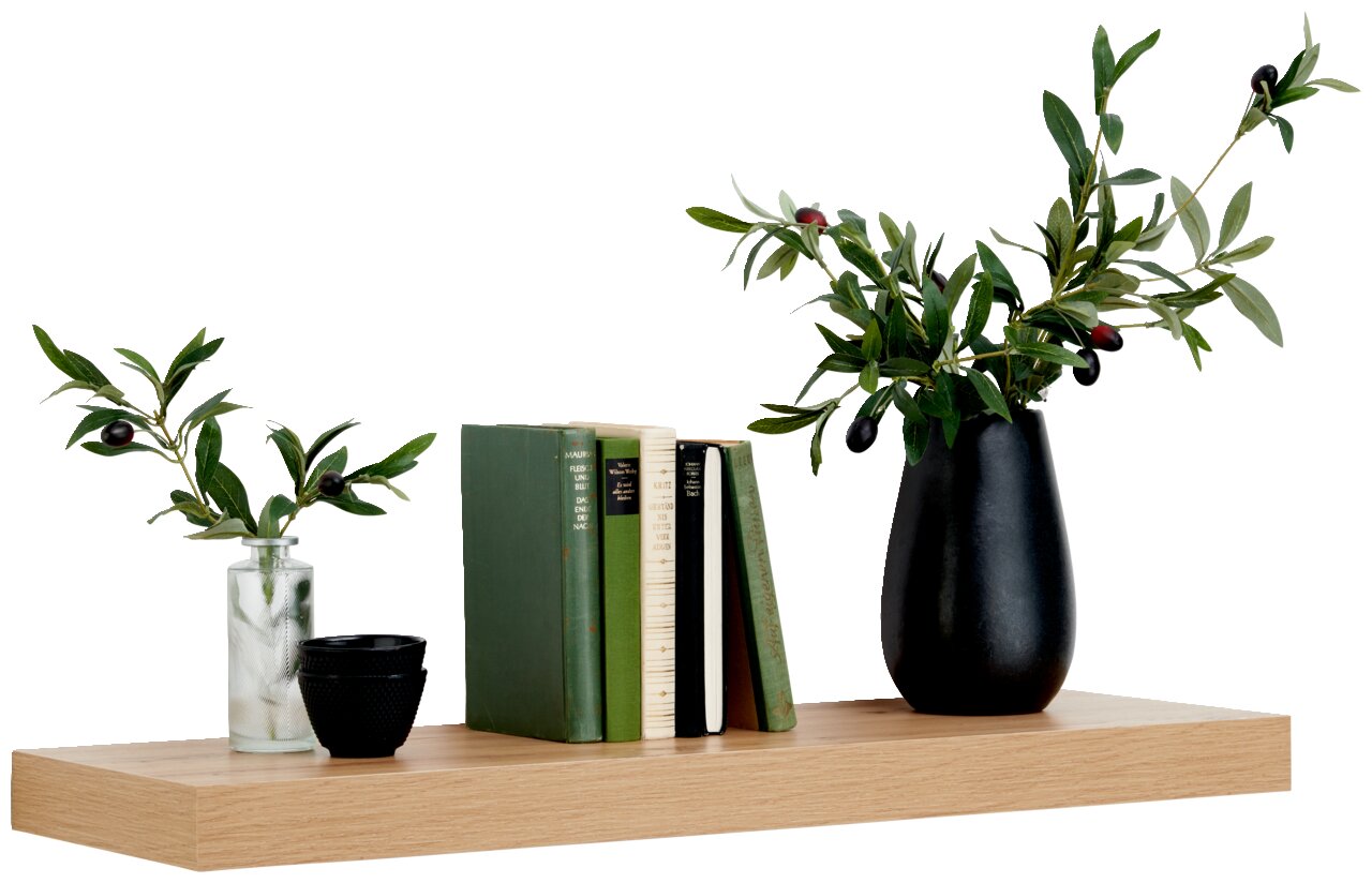 Wandboard aus Holz mit Dekoration, darunter Bücher und Vasen mit grünen Zweigen, seitliche Perspektive