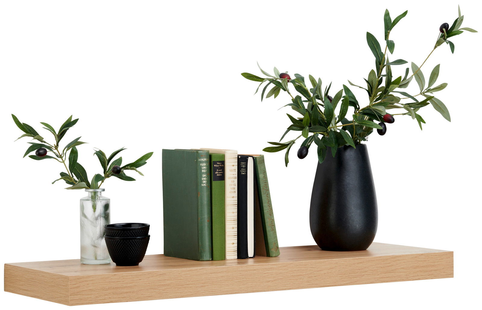 Wandboard aus Holz mit Dekoration, darunter Bücher und Vasen mit grünen Zweigen, seitliche Perspektive