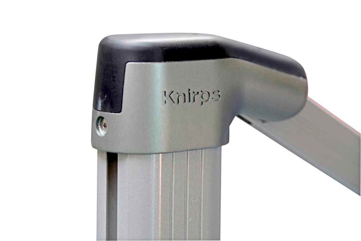 Nahaufnahme eines silbernen Gelenks eines Pendelschirms mit der Aufschrift 'Knirps'.