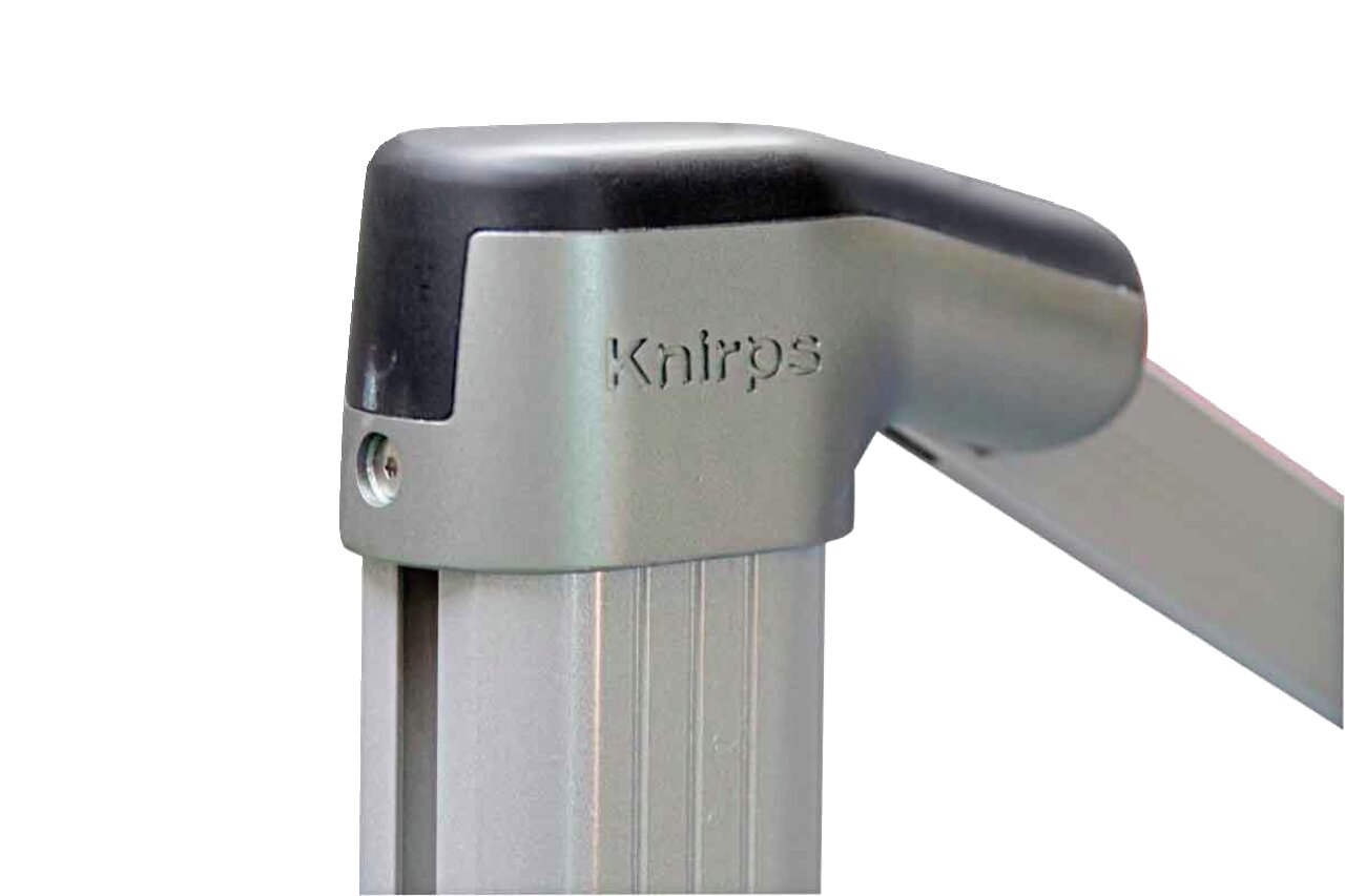 Nahaufnahme eines silbernen Gelenks eines Pendelschirms mit der Aufschrift 'Knirps'.