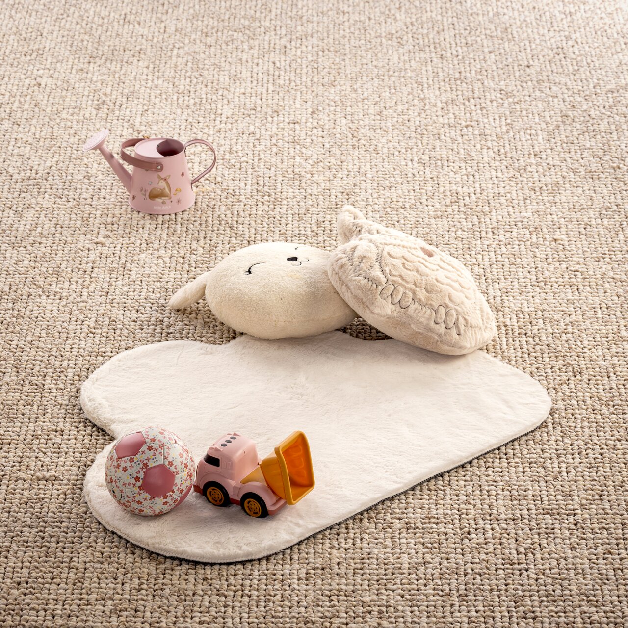 Kinderzimmerteppich in Herzform mit Spielzeug, aus der Vogelperspektive fotografiert