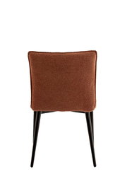 Brauner, gepolsterter Polsterstuhl mit Stoffbezug und schwarzen, schräg zulaufenden Beinen, Rückansicht vor weißem Hintergrund