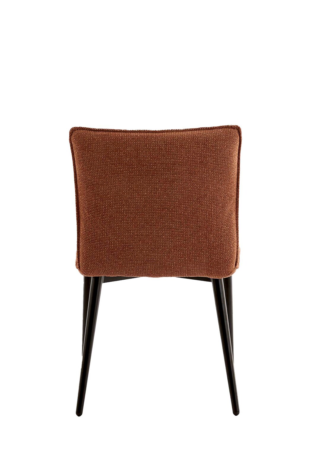 Brauner, gepolsterter Polsterstuhl mit Stoffbezug und schwarzen, schräg zulaufenden Beinen, Rückansicht vor weißem Hintergrund