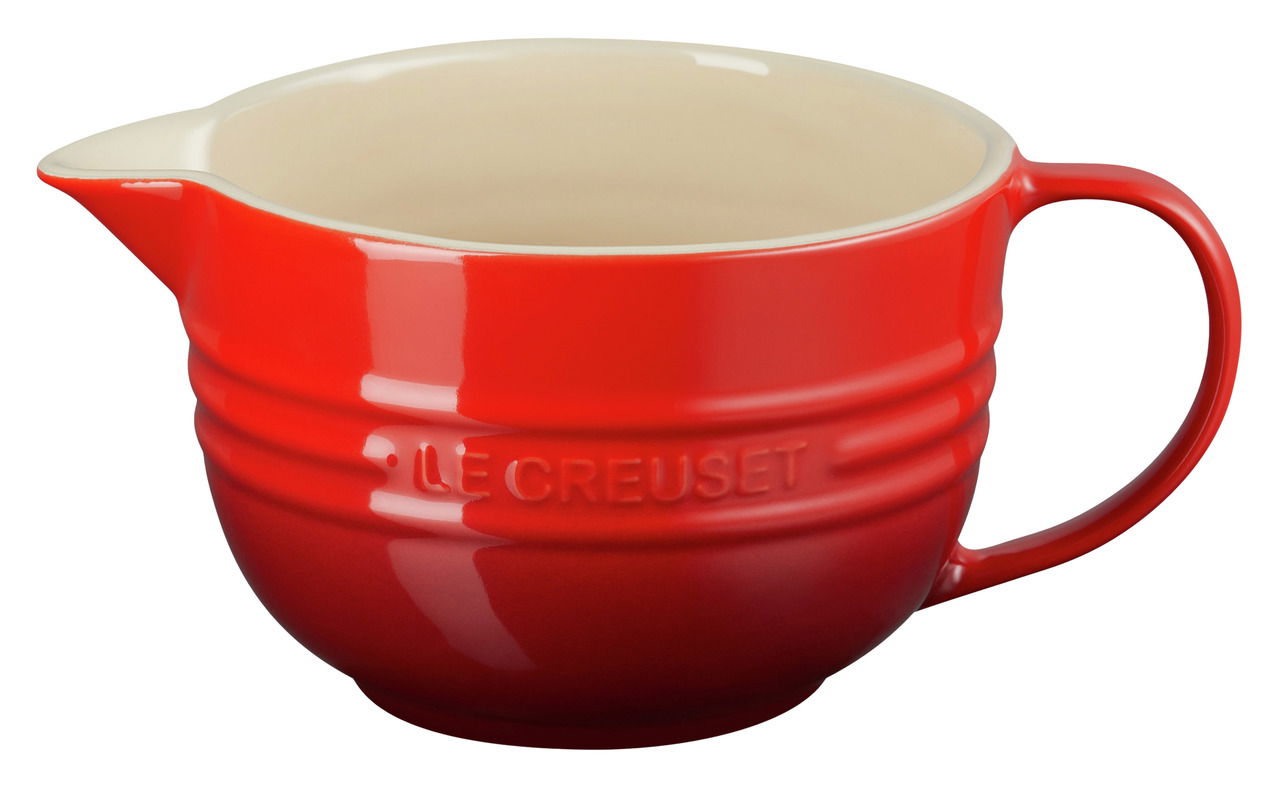 LE CREUSET Rührschüssel 27 cm Kirschrot Rote Rührschüssel mit Ausguss und Henkel, seitliche Perspektive