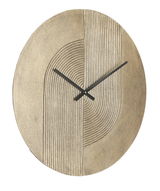 Moderne Wanduhr mit strukturiertem, kreisförmigem Design in Beige und schwarzen Zeigern, Frontalansicht