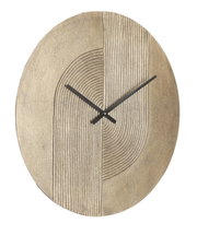 Moderne Wanduhr mit strukturiertem, kreisförmigem Design in Beige und schwarzen Zeigern, Frontalansicht