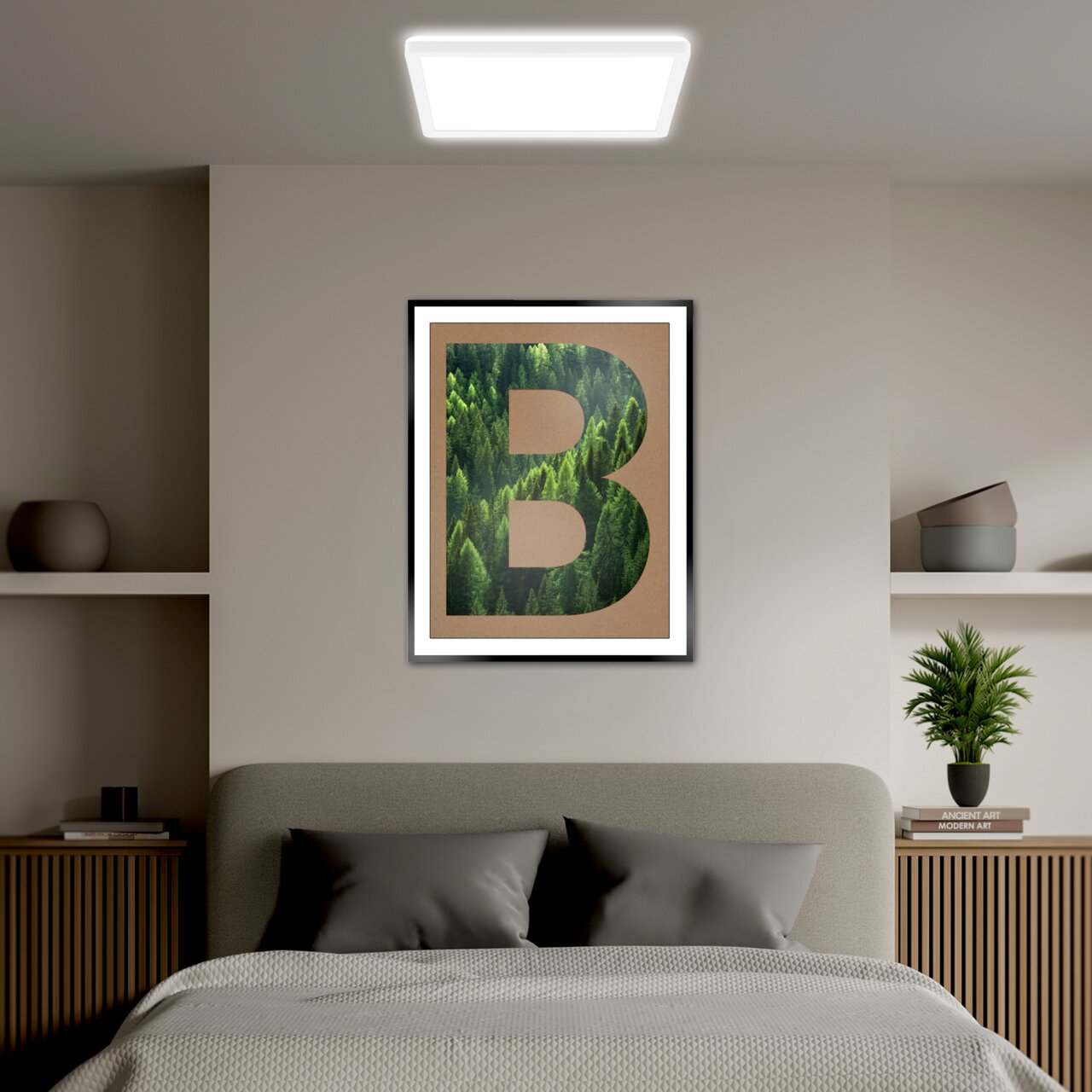 LED-Paneel an der Decke eines modern eingerichteten Schlafzimmers, frontal betrachtet.