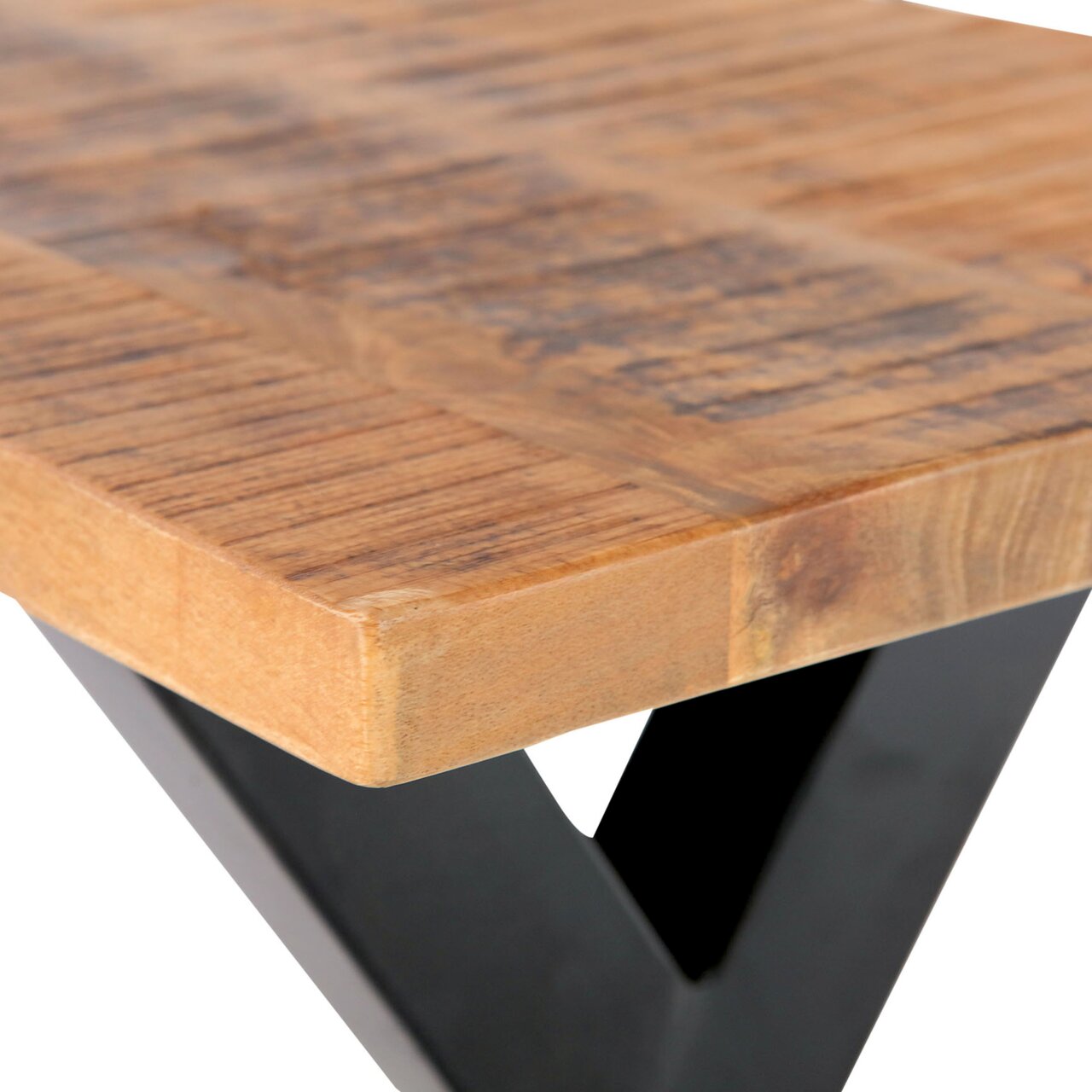 Nahaufnahme einer Bank mit einer Holzoberfläche und einem schwarzen Metallgestell, Perspektive von der Seite.