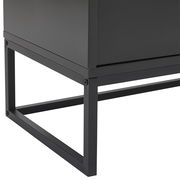 Nahaufnahme eines modernen, schwarzen Highboards mit Metallrahmen, seitliche Perspektive