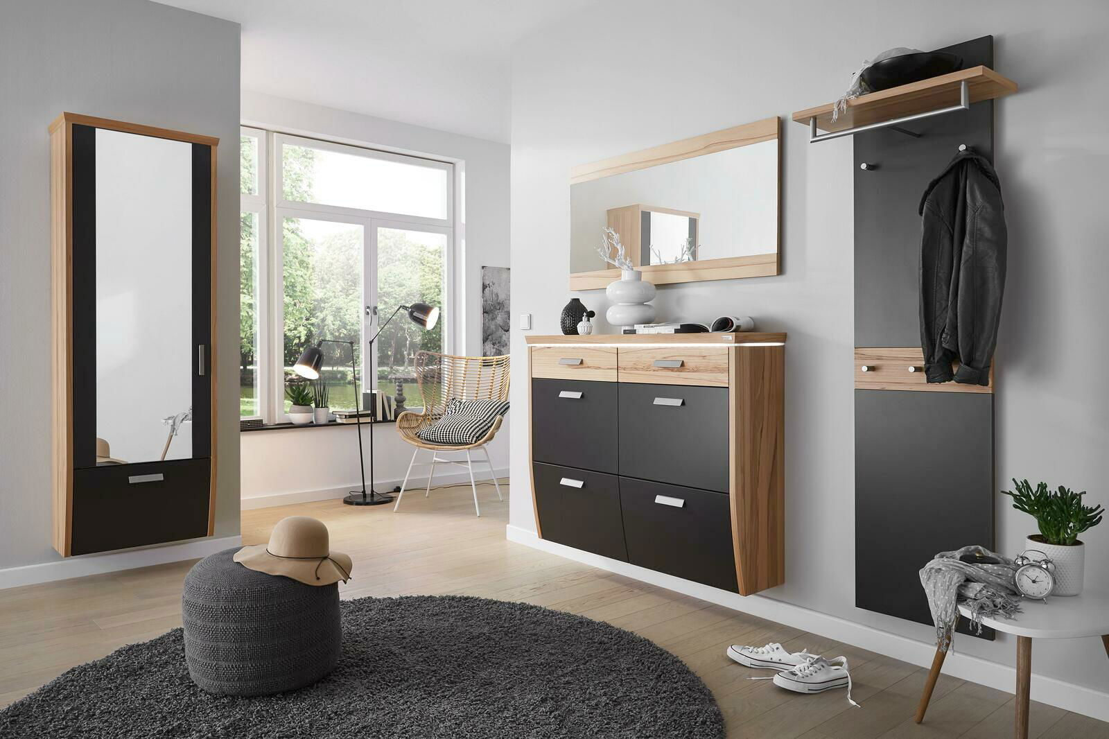 Moderner Eingangsbereich mit Hängeschuhschrank, Spiegel und Garderobenpaneel in Holzoptik und schwarzem Design, seitliche Perspektive