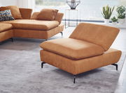 Moderner Funktionshocker in warmem Braunton, seitliche Perspektive, in einem stilvollen Wohnzimmer mit großen Fenstern und Pflanzen.