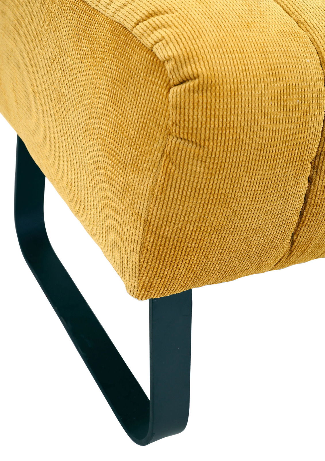 Nahaufnahme einer gelben 2,5er-Sitzbank mit schwarzem Metallfuß, seitliche Perspektive