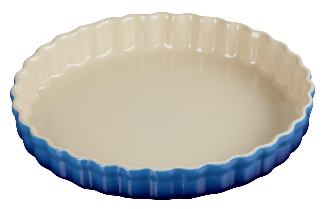 LE CREUSET Taartvorm 28 cm Azure Tartevorm 28 cm Azure in close-up van bovenaf, met gegolfde rand en blauwe buitenkant.