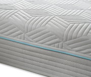 Nahaufnahme einer Gel-Kaltschaummatratze mit geometrischem Muster und blauer Ziernaht, seitliche Perspektive.