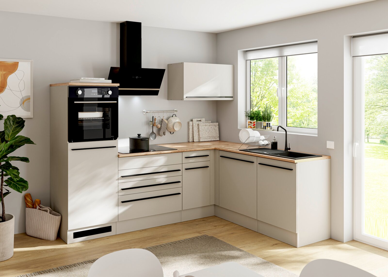 Moderne L-vormige keuken in mat wit met houtlook werkblad, zwarte grepen, inbouwoven, kookplaat en spoelbak, gezien schuin van voren.