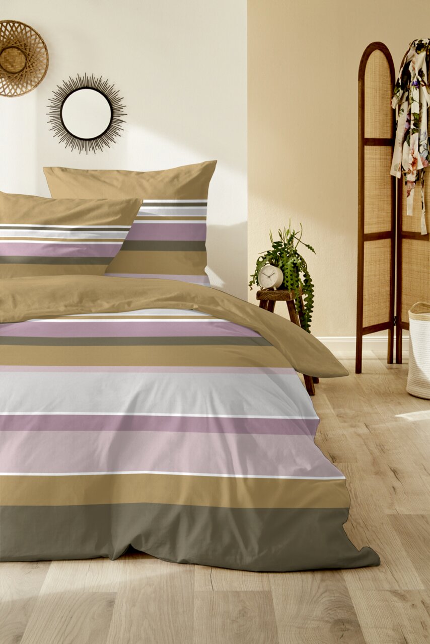 Bettwäsche-Set mit Streifenmuster in Beige, Lila und Weiß, auf einem Bett in einem gemütlichen Schlafzimmer mit Holzboden und Dekorationen, aus der Vorderansicht fotografiert.