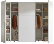 Moderner Dreh- und Schwebetürenschrank mit vier Türen, geöffnet, zeigt Innenfächer mit Kleidung, Taschen und Accessoires, Frontalansicht.