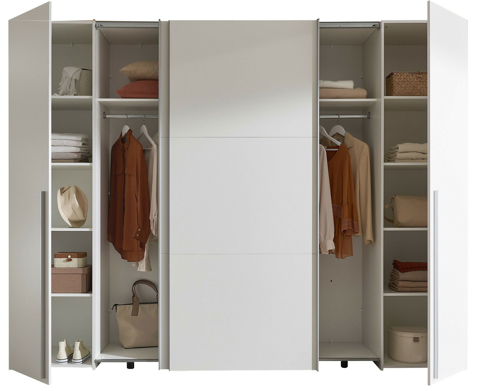 Moderner Dreh- und Schwebetürenschrank mit vier Türen, geöffnet, zeigt Innenfächer mit Kleidung, Taschen und Accessoires, Frontalansicht.