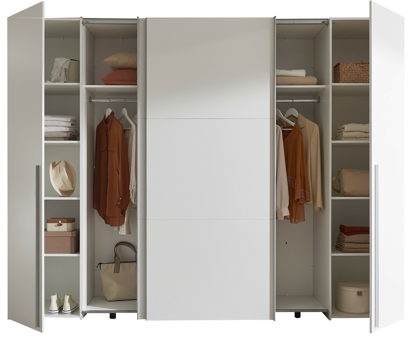 Moderner Dreh- und Schwebetürenschrank mit vier Türen, geöffnet, zeigt Innenfächer mit Kleidung, Taschen und Accessoires, Frontalansicht.