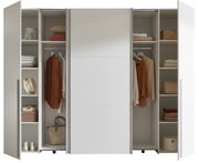 Moderner Dreh- und Schwebetürenschrank mit vier Türen, geöffnet, zeigt Innenfächer mit Kleidung, Taschen und Accessoires, Frontalansicht.