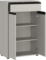 Kommode in hellem Grau mit einer offenen Schublade und zwei offenen Türen, die zwei Regalböden zeigen, Perspektive von vorne