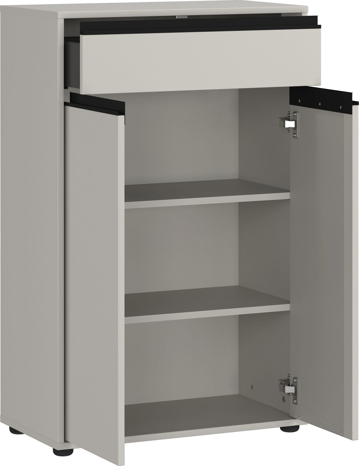 Kommode in hellem Grau mit einer offenen Schublade und zwei offenen Türen, die zwei Regalböden zeigen, Perspektive von vorne