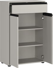 Kommode in hellem Grau mit einer offenen Schublade und zwei offenen Türen, die zwei Regalböden zeigen, Perspektive von vorne