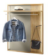 Garderobenpaneel in Frontalansicht mit Hutablage, Kleiderstange mit Jeansjacke und Haken für Tasche, aus Holz und Metall.