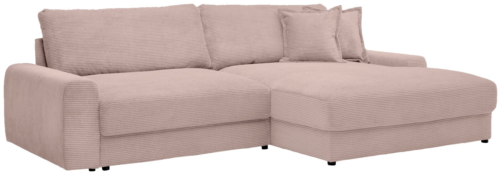 Beiges Cord-Ecksofa mit rechter Ottomane/Longchair, breiten Armlehnen und zwei Rückenkissen sowie zwei Zierkissen, freigestellt in schräger Frontansicht von vorn links