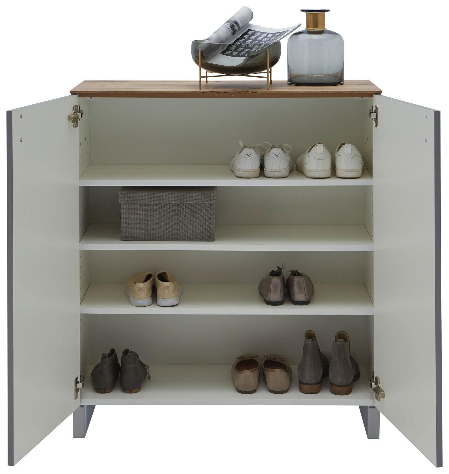 Dieter Knoll Schuhschrank CORTINA Offener Schuhschrank mit vier Regalböden, gefüllt mit Schuhen und einer Aufbewahrungsbox, aus der Frontperspektive fotografiert. Auf der Oberseite befinden sich eine Vase und Zeitschriften.