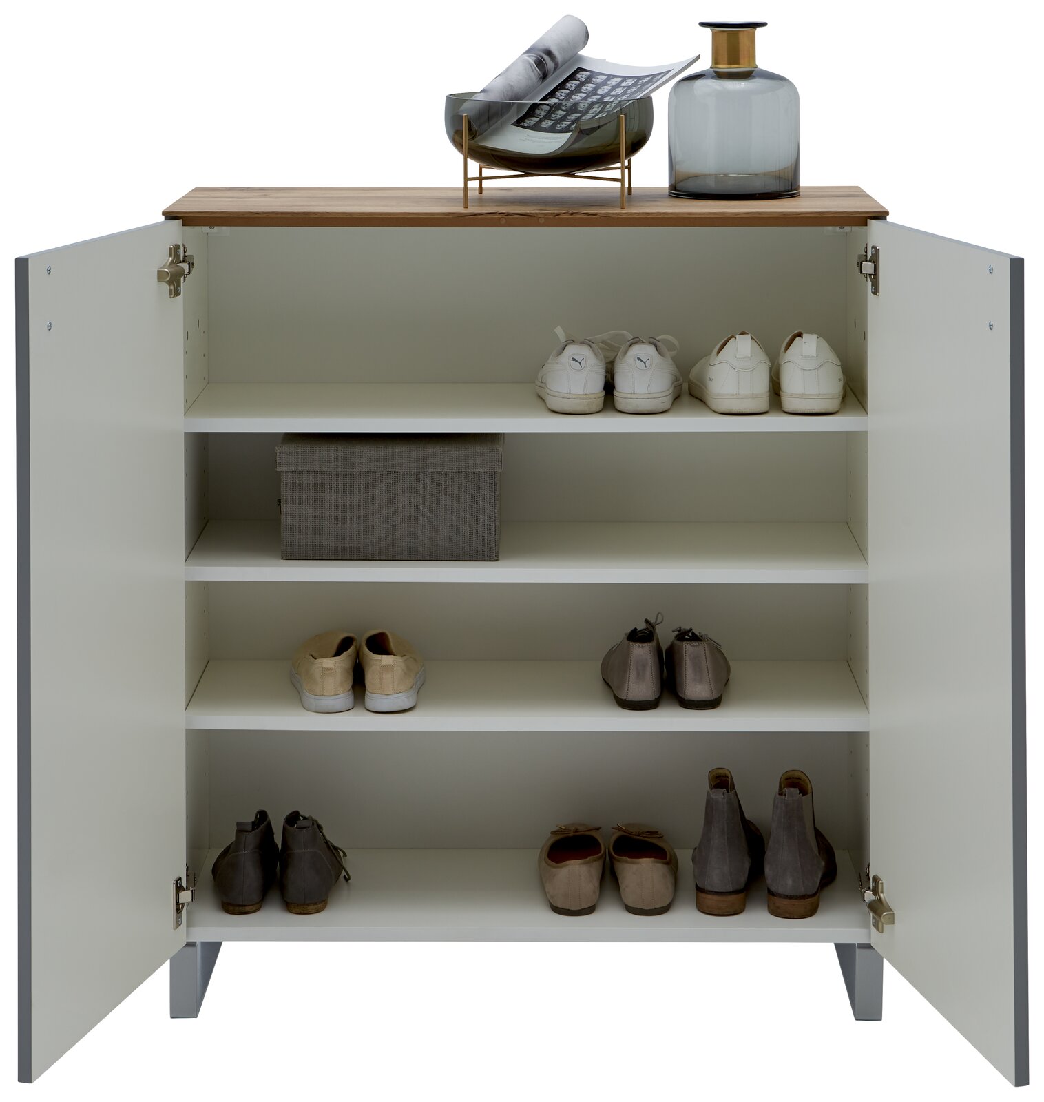 Dieter Knoll Schuhschrank CORTINA Offener Schuhschrank mit vier Regalböden, gefüllt mit Schuhen und einer Aufbewahrungsbox, aus der Frontperspektive fotografiert. Auf der Oberseite befinden sich eine Vase und Zeitschriften.