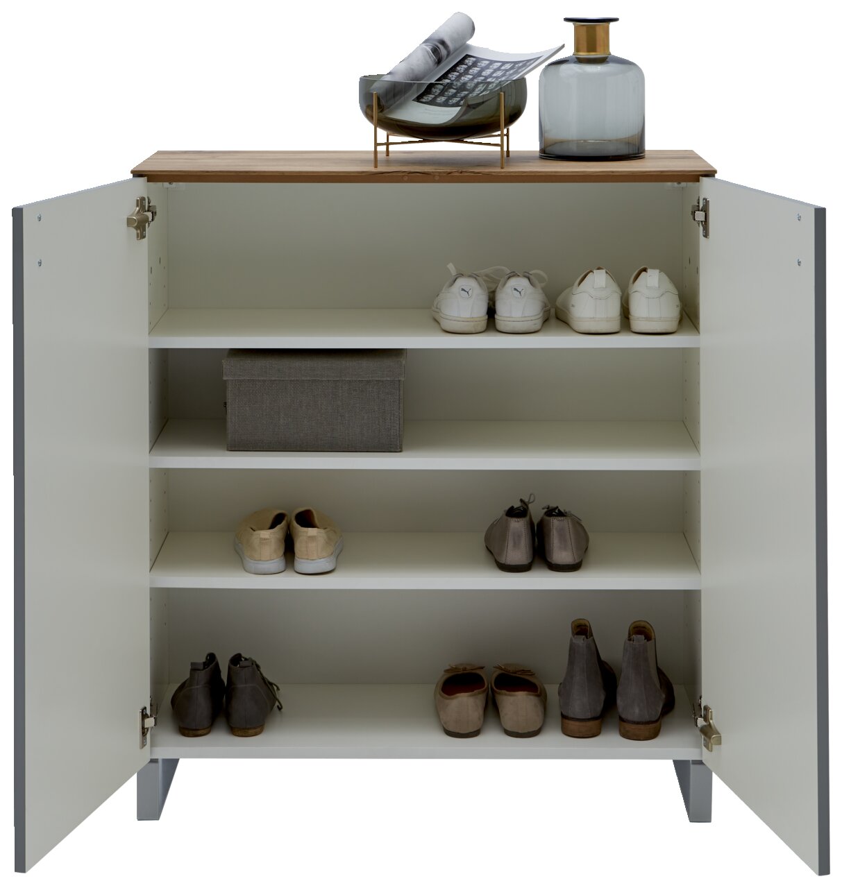 Dieter Knoll Schuhschrank CORTINA Offener Schuhschrank mit vier Regalböden, gefüllt mit Schuhen und einer Aufbewahrungsbox, aus der Frontperspektive fotografiert. Auf der Oberseite befinden sich eine Vase und Zeitschriften.