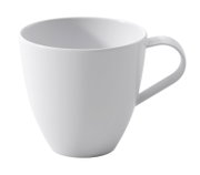 Weiße, glänzende Kaffeetasse ohne Aufdruck mit Henkel rechts, in schräger Seitenansicht leicht von oben freigestellt auf schwarzem Hintergrund