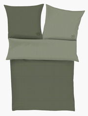 Satinbettwäsche-Set in Olivgrün mit feinem Karomuster, bestehend aus einem Bettbezug und zwei Kissenbezügen, aus der Vogelperspektive fotografiert.