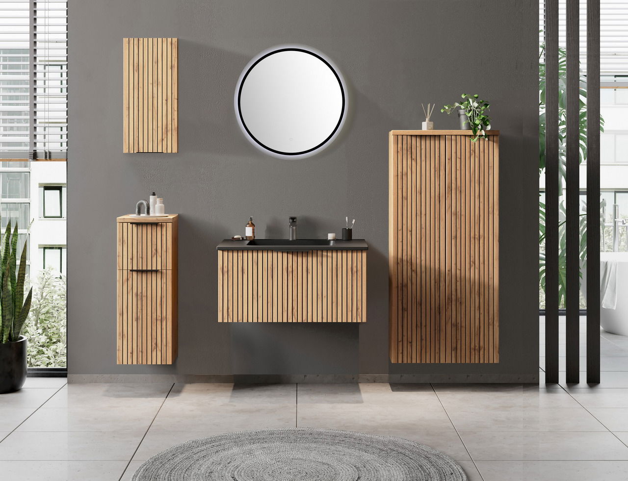 Moderner Midischrank 60 cm in Holzoptik, Teil eines stilvollen Badezimmersetups mit grauer Wand und runden Spiegel, Frontalansicht.