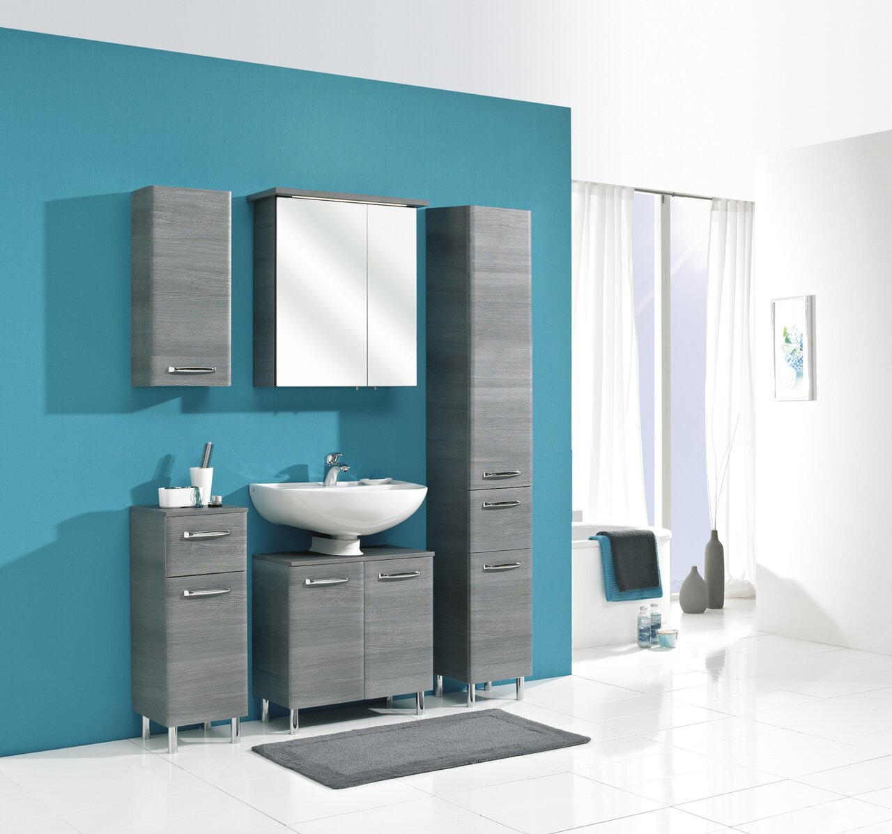 Moderner Waschbeckenunterschrank in grauer Holzoptik, frontal abgebildet, Teil eines stilvollen Badezimmersetups mit blauer Wand.