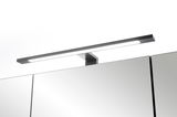 Moderne Spiegelschrankbeleuchtung aus der Perspektive von unten, mit schlankem, rechteckigem Design und integriertem LED-Licht.