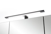 Moderne Spiegelschrankbeleuchtung aus der Perspektive von unten, mit schlankem, rechteckigem Design und integriertem LED-Licht.