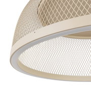 Nahaufnahme einer modernen LED-Deckenleuchte mit einem eleganten, gitterartigen Design in Beige.