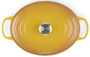 Gelber ovaler Bräter von oben mit zwei Griffen und silbernem Knauf, Marke Le Creuset