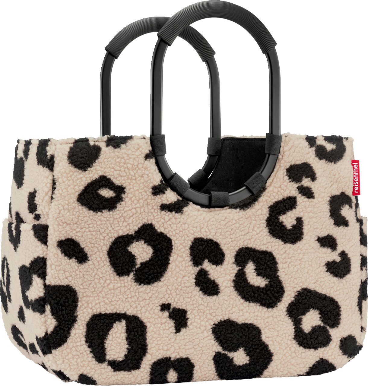 Beige Plüsch-Shopper mit schwarzem Leopardenmuster und zwei schwarzen, ovalen Tragegriffen, seitlichem rotem reisenthel-Label, freigestellt vor weißem Hintergrund, Frontansicht